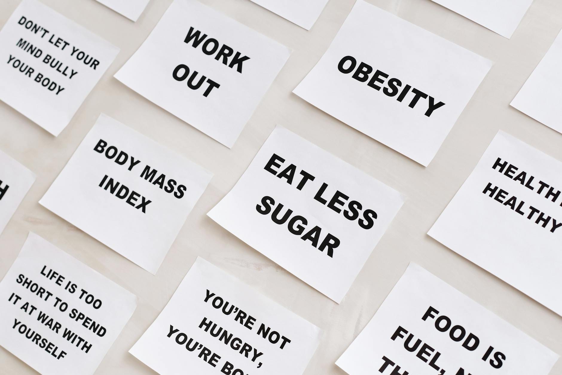 Kolorowe karteczki z motywującymi hasłami o zdrowiu i dobrych nawykach