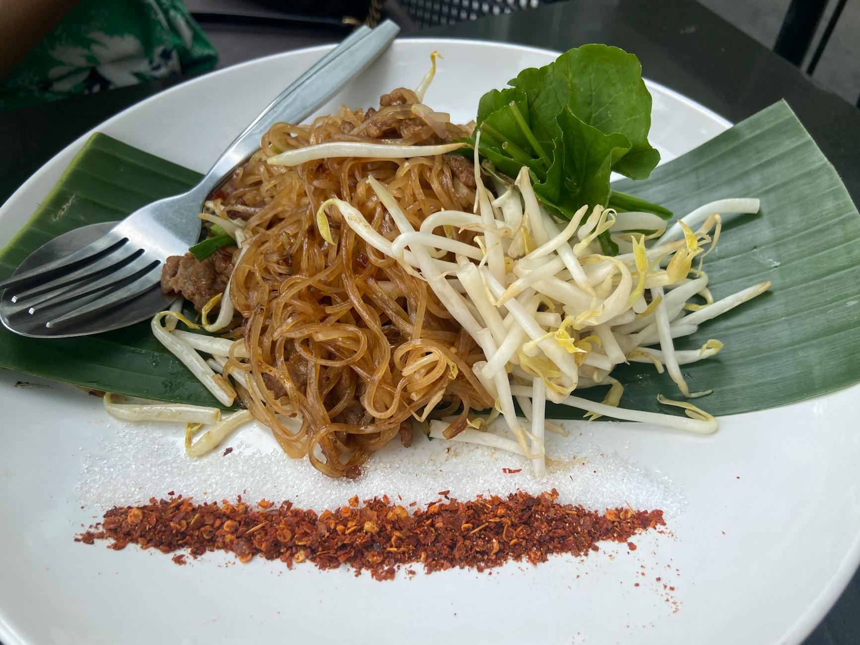 Pad thai z kiełkami i chili na ulicznym straganie w Bangkoku