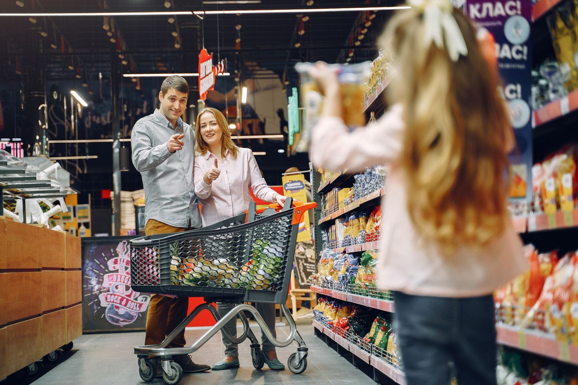 Rodzina z córką robi cotygodniowe zakupy spożywcze w supermarkecie
