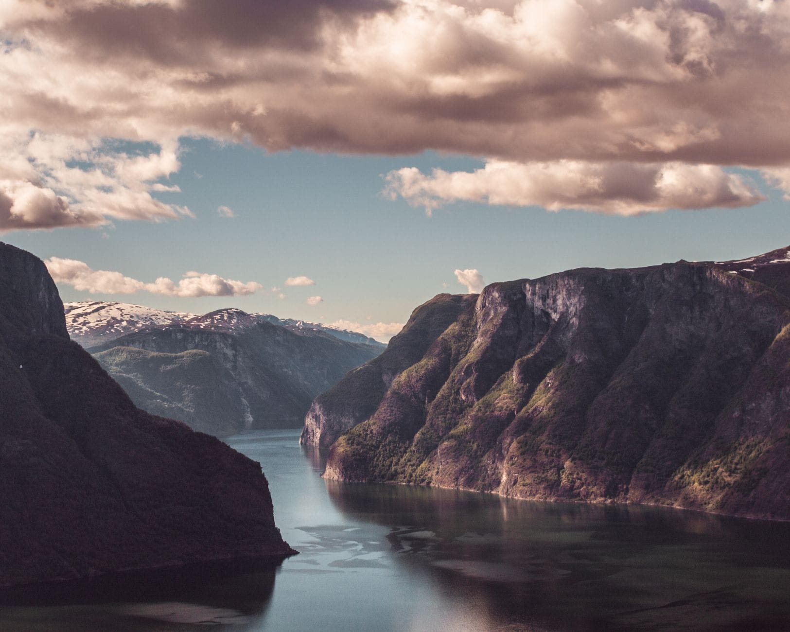 Aurlandsfjord o zachodzie słońca w Flåm, otoczony górskimi zboczami