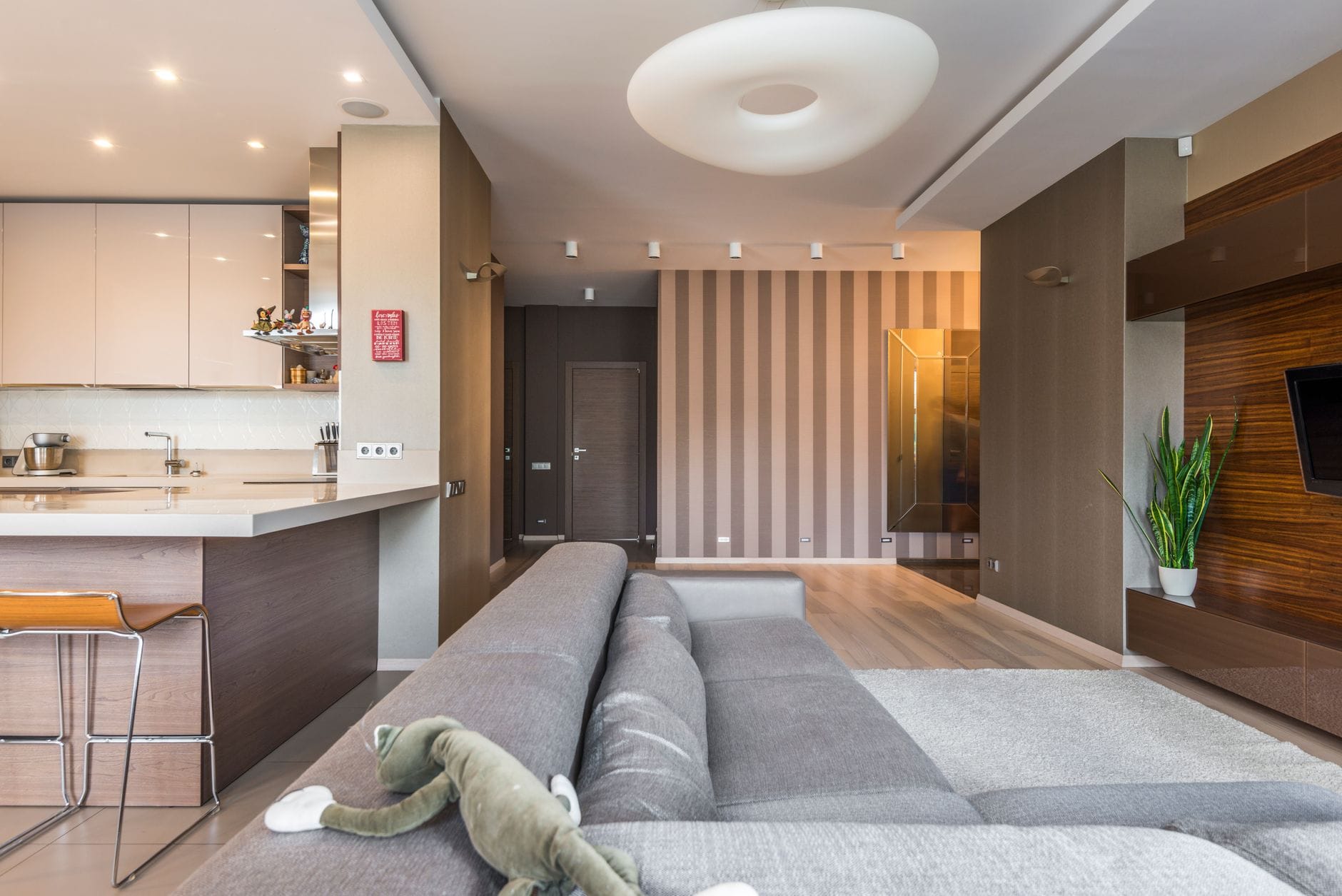 Jasny salon w minimalistycznym stylu połączony z otwartą kuchnią